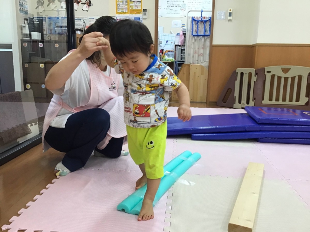 7月運動プログラムの様子(いるか組・平均台)