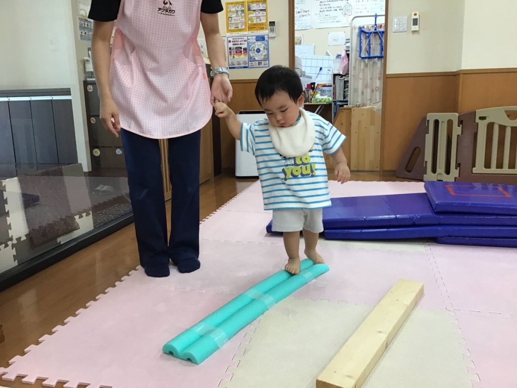 7月運動プログラムの様子(いるか組・平均台)