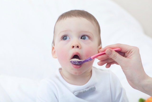 食事を食べる男の子