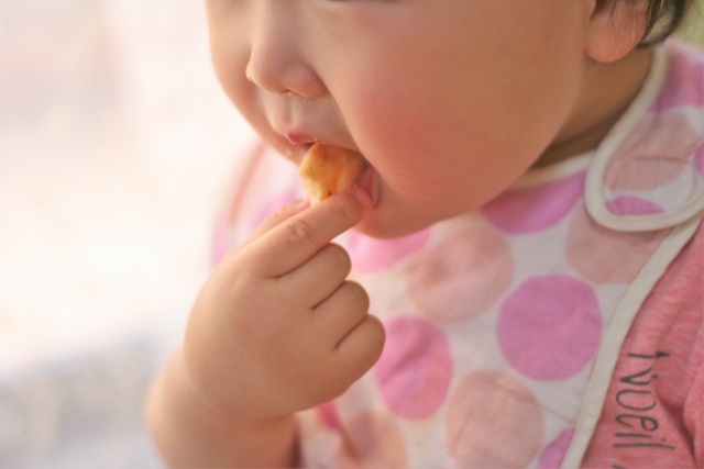 味わって食べる子ども