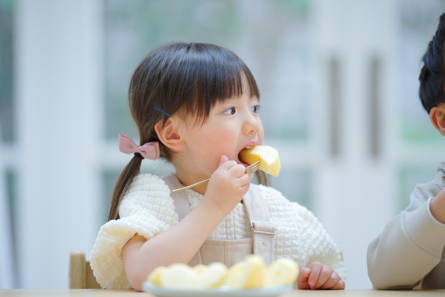 りんごを食べる女の子