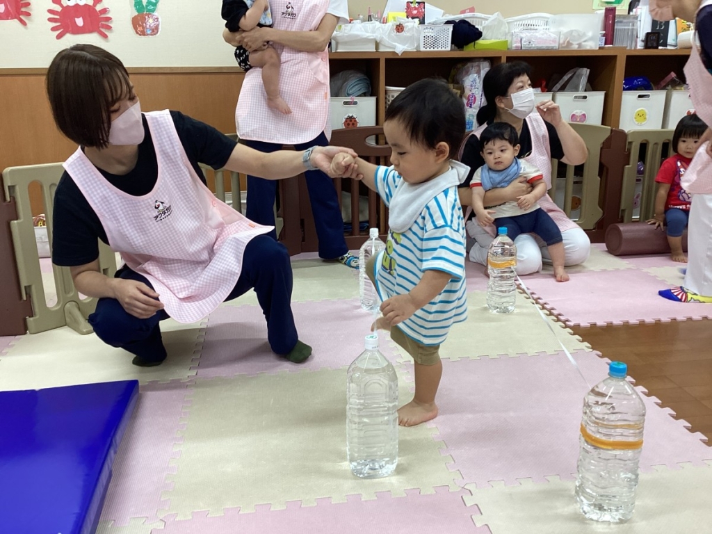 8月運動プログラムの様子(いるか・ゴム跨ぎ)