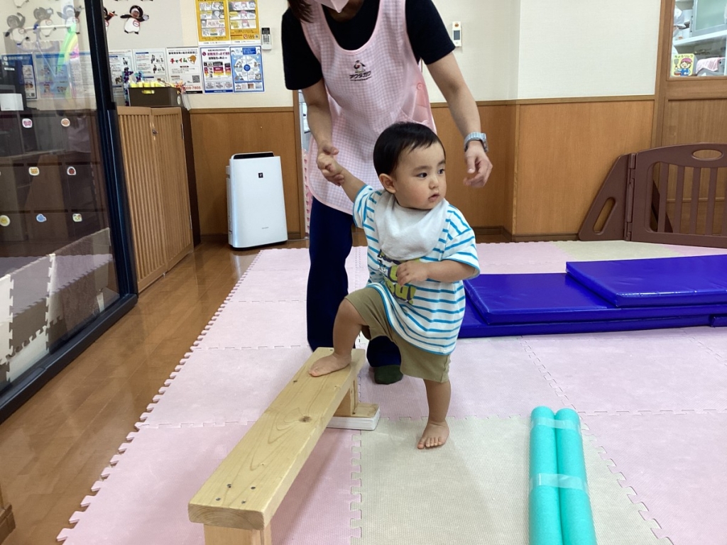 8月運動プログラムの様子(いるか・平均台)