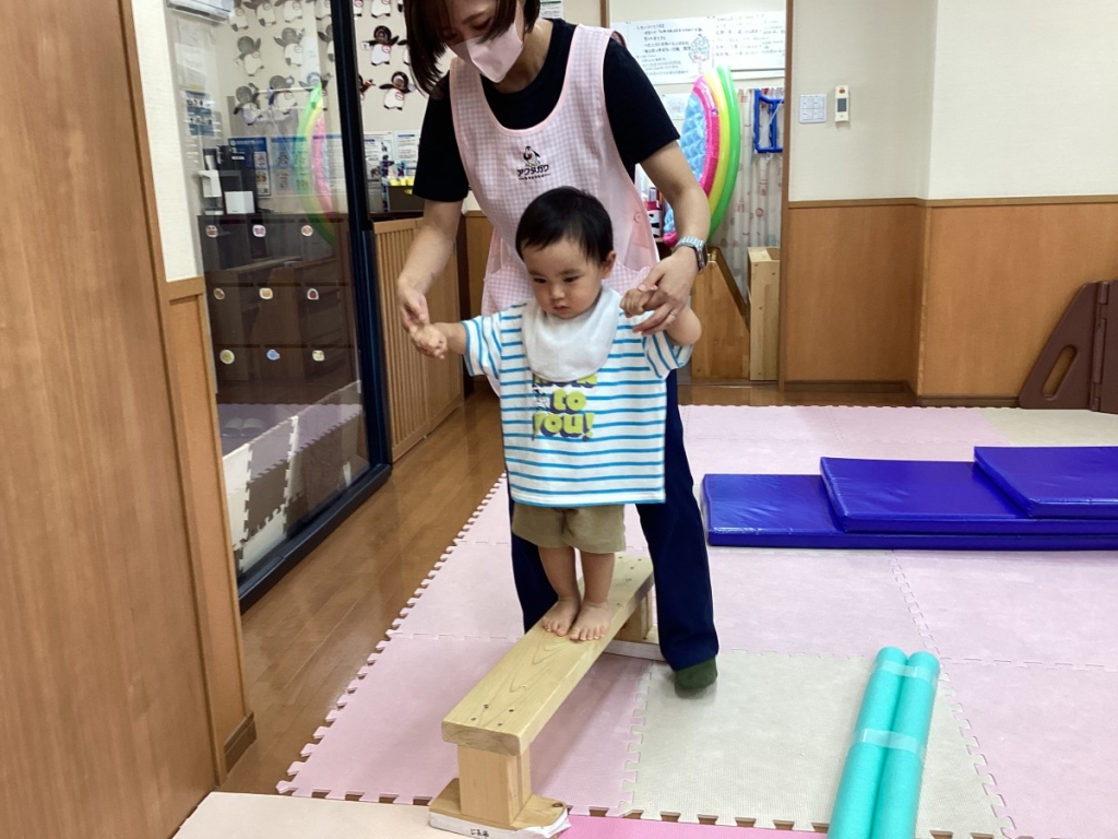 8月運動プログラムの様子(いるか・平均台)