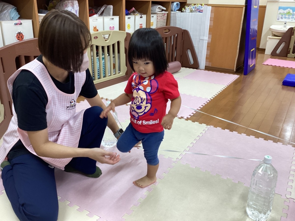 8月運動プログラムの様子(いるか・ゴム跨ぎ)