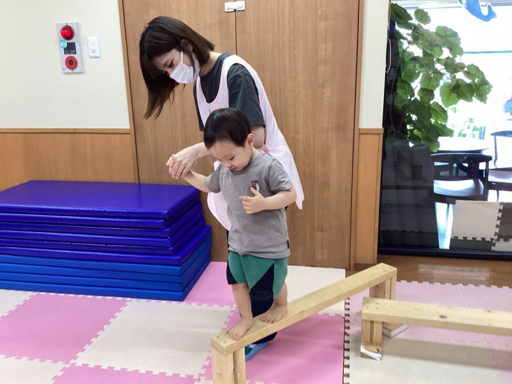 8月運動プログラムの様子(くじら・平均台)