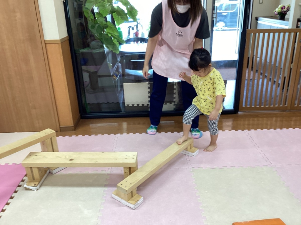 8月運動プログラムの様子(くじら・平均台)