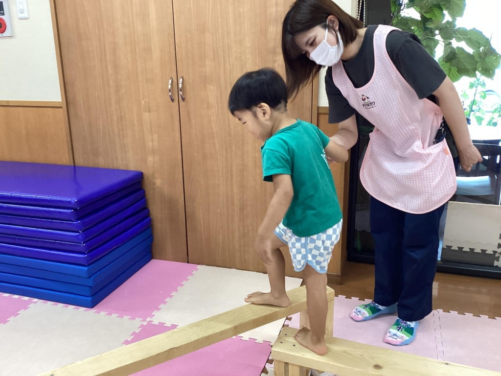 8月運動プログラムの様子(くじら・平均台)