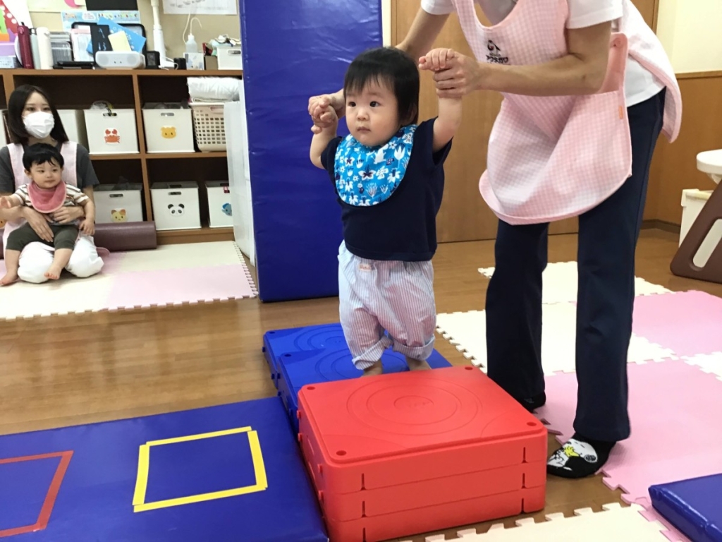 9月運動プログラムの様子(らっこ・階段)