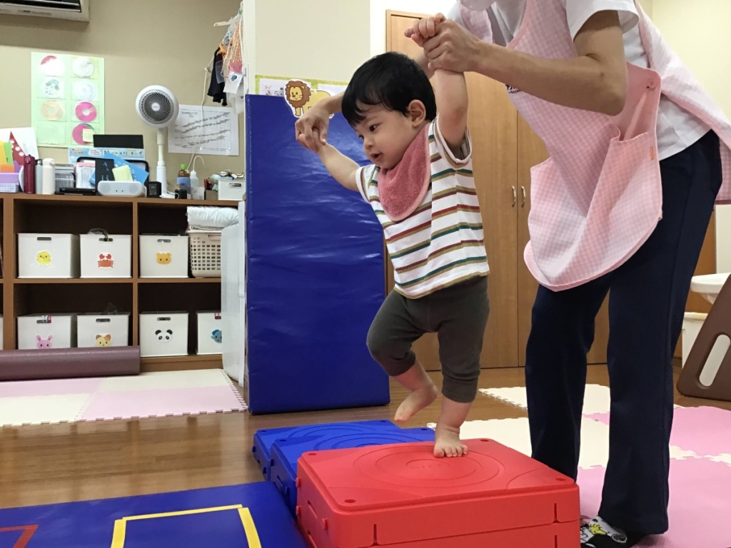 9月運動プログラムの様子(らっこ・階段)