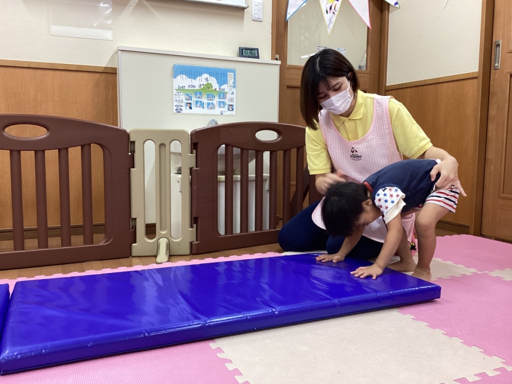 10月運動遊びの会(くじら組：前転)