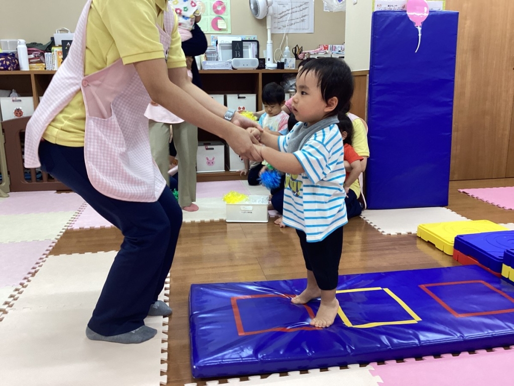 10月運動遊びの会(いるか組：マット上ジャンプ・プラスチック平均台・平均台)