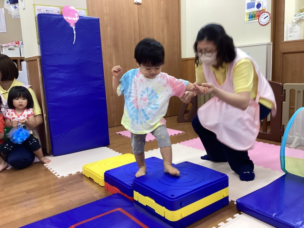 10月運動遊びの会(いるか組：マット上ジャンプ・プラスチック平均台・平均台)