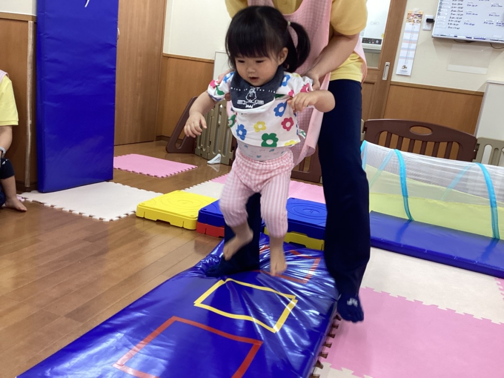 10月運動遊びの会(いるか組：マット上ジャンプ・プラスチック平均台・平均台)