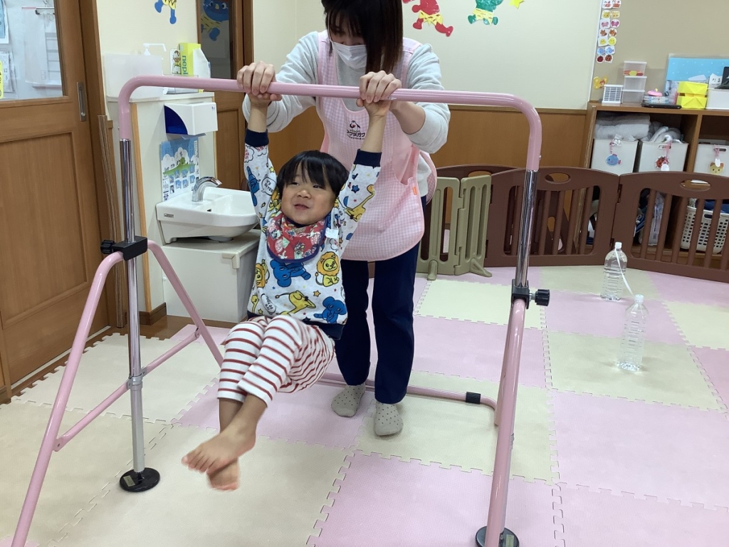 1月運動プログラムの様子(くじら・鉄棒)