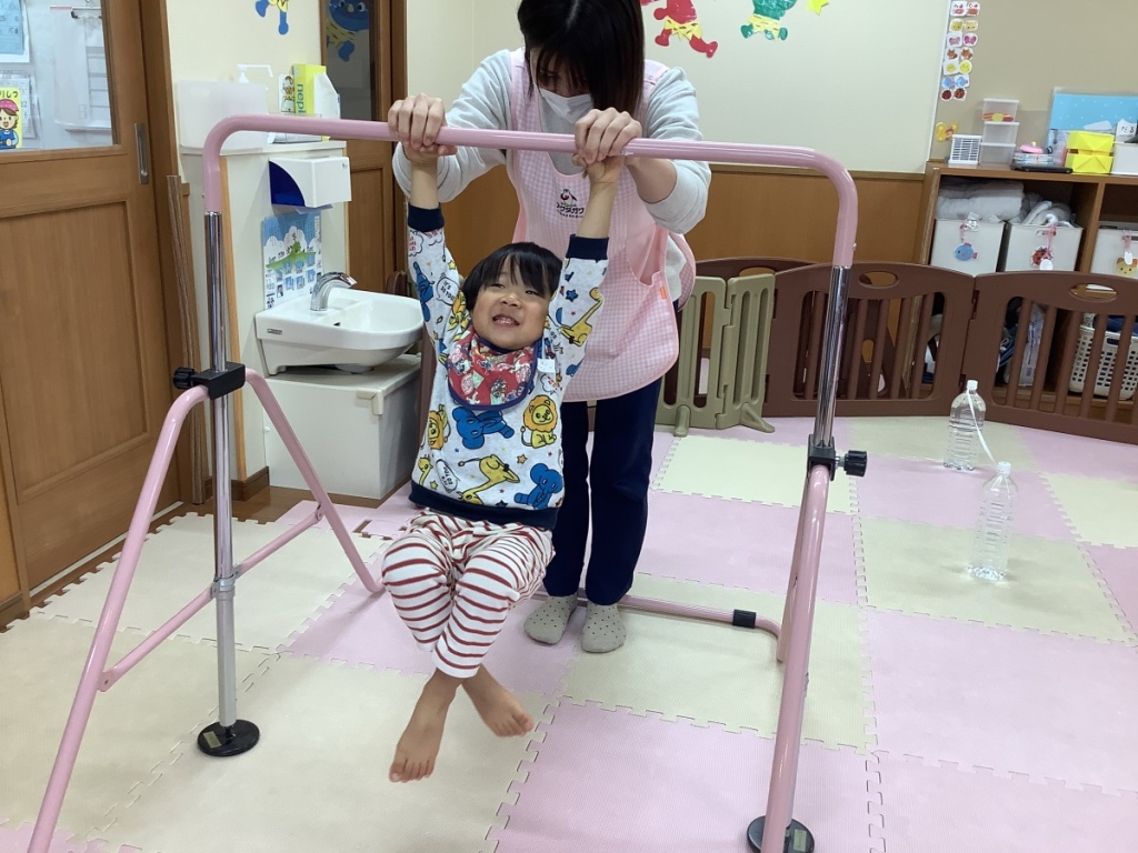 1月運動プログラムの様子(くじら・鉄棒)