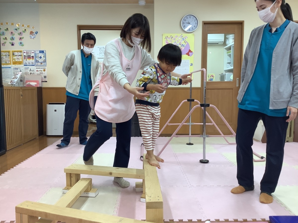 1月運動プログラムの様子(くじら・平均台)