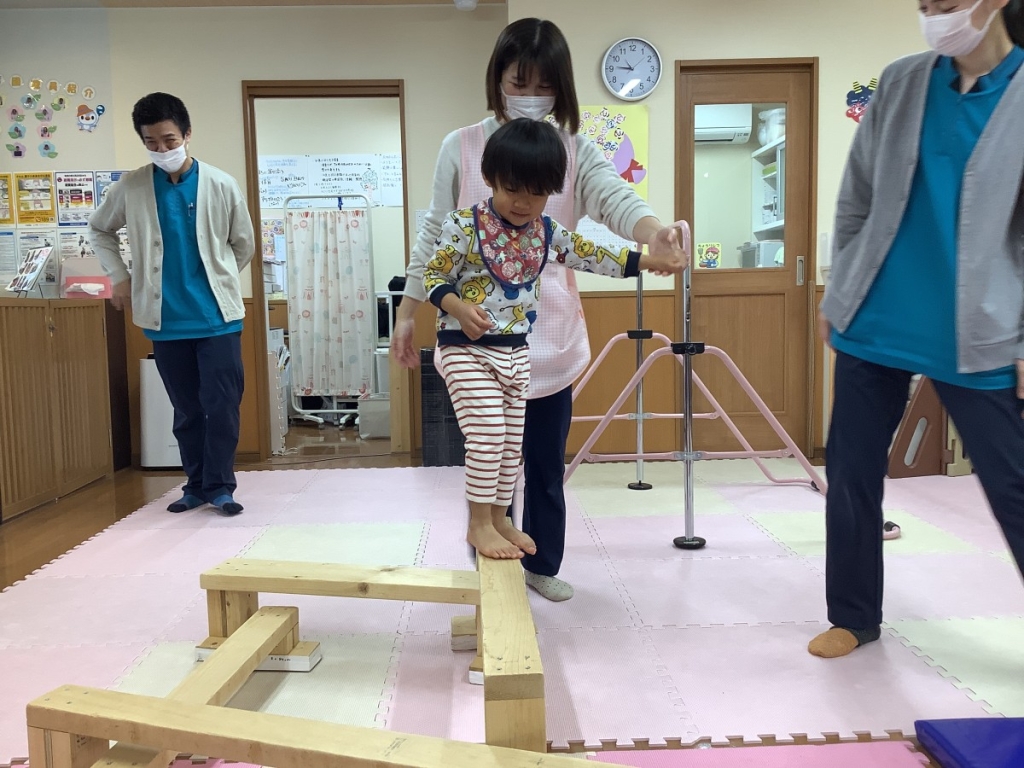 1月運動プログラムの様子(くじら・平均台)