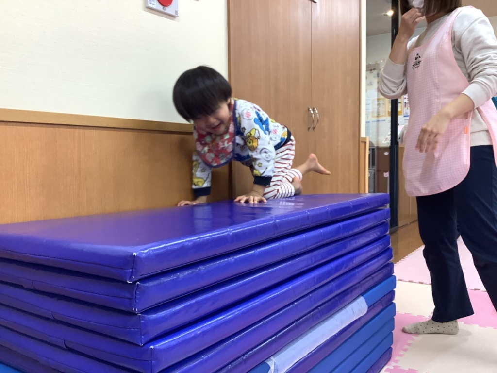 1月運動プログラムの様子(くじら・10段マット上り下り)
