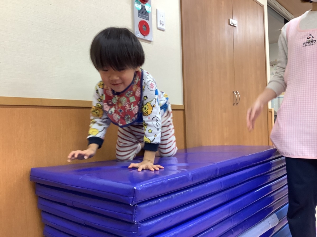 1月運動プログラムの様子(くじら・10段マット上り下り)