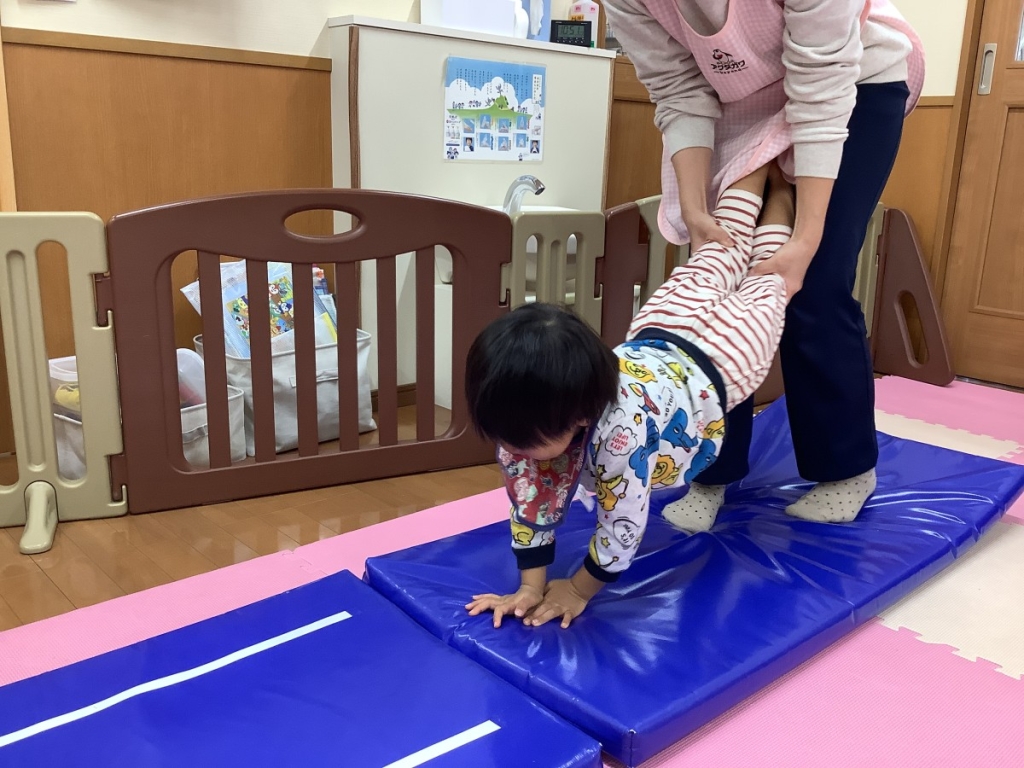 1月運動プログラムの様子(くじら・手押し車)