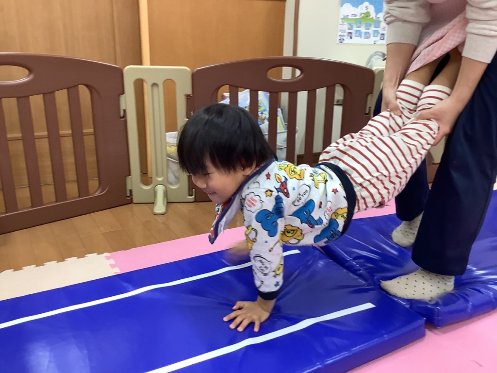 1月運動プログラムの様子(くじら・手押し車)