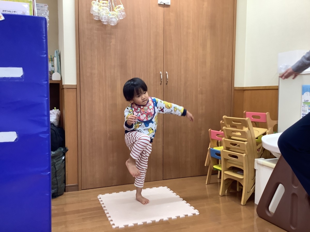 1月運動プログラムの様子(くじら・片足立ち)