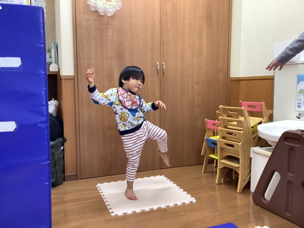 1月運動プログラムの様子(くじら・片足立ち)