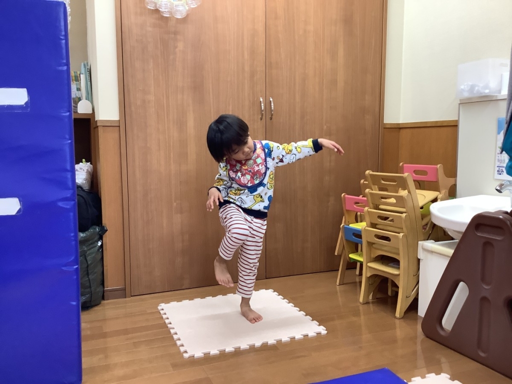 1月運動プログラムの様子(くじら・片足立ち)