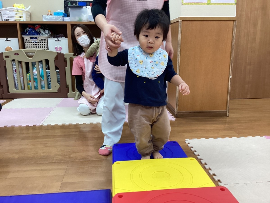1月運動プログラムの様子(らっこ・階段ブロック)