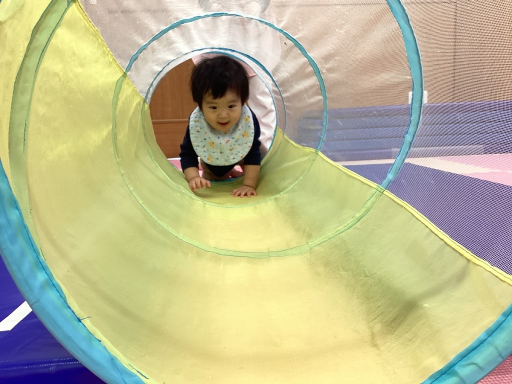 1月運動プログラムの様子(らっこ・トンネル)