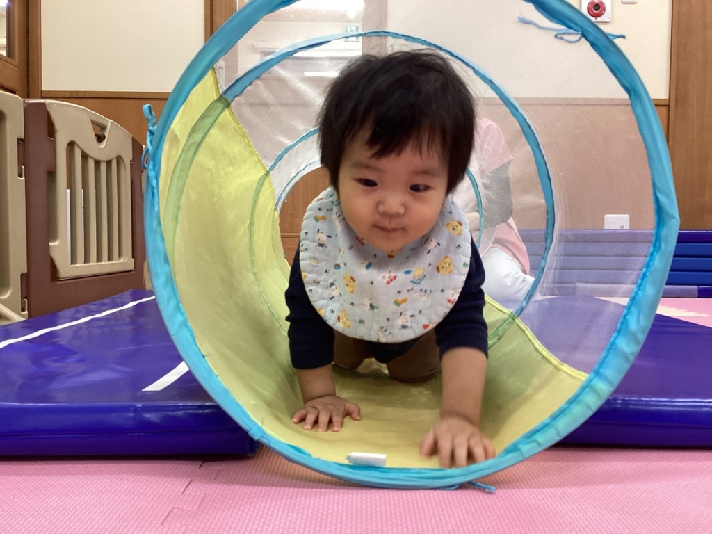 1月運動プログラムの様子(らっこ・トンネル)