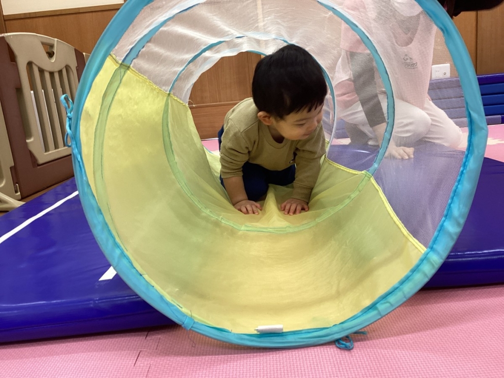 1月運動プログラムの様子(らっこ・トンネル)