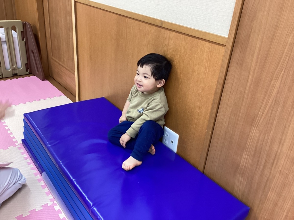 1月運動プログラムの様子(らっこ・5段マット上り下り)