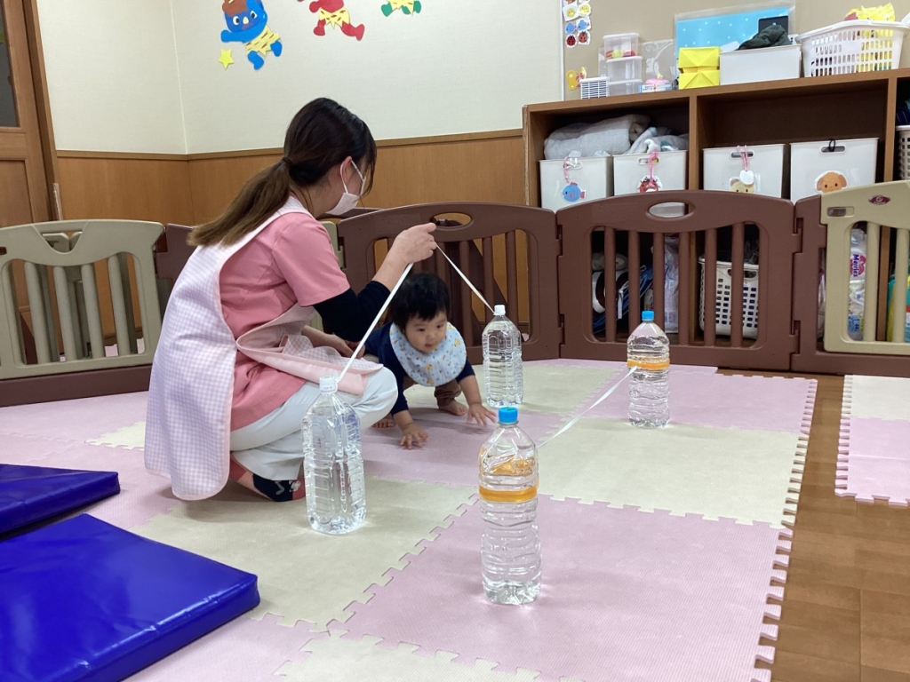 1月運動プログラムの様子(らっこ・ゴム跨ぎ)
