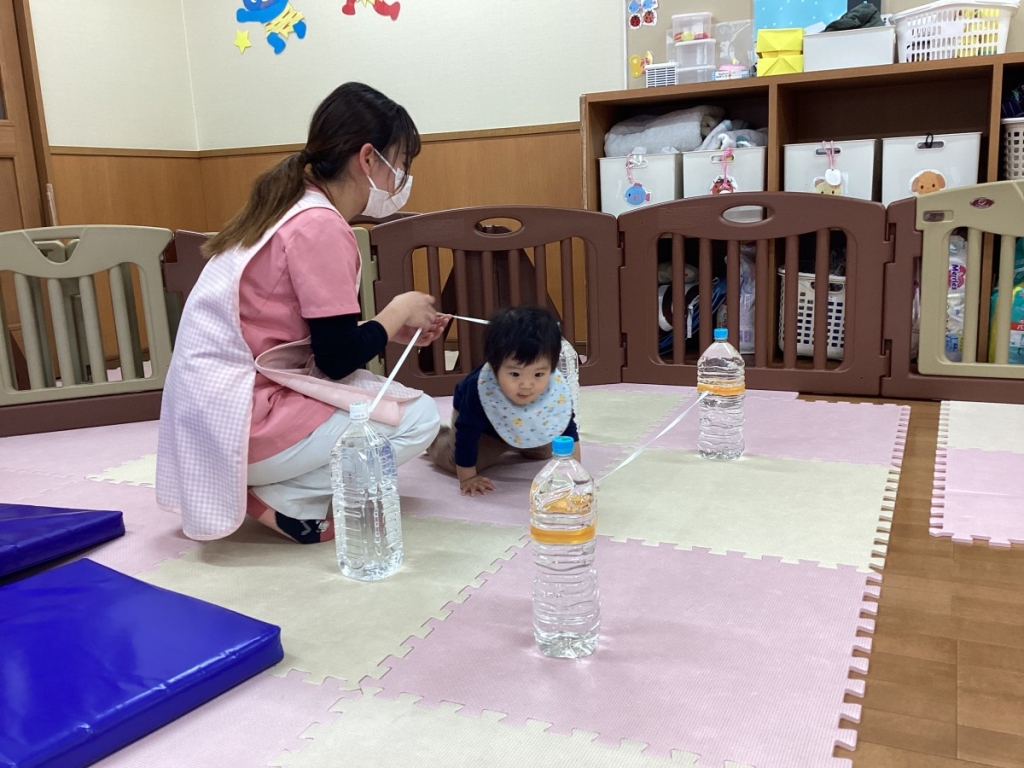 1月運動プログラムの様子(らっこ・ゴム跨ぎ)