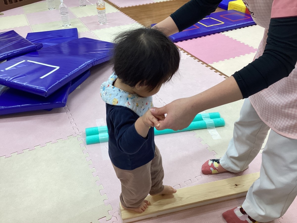 1月運動プログラムの様子(らっこ・平均台)
