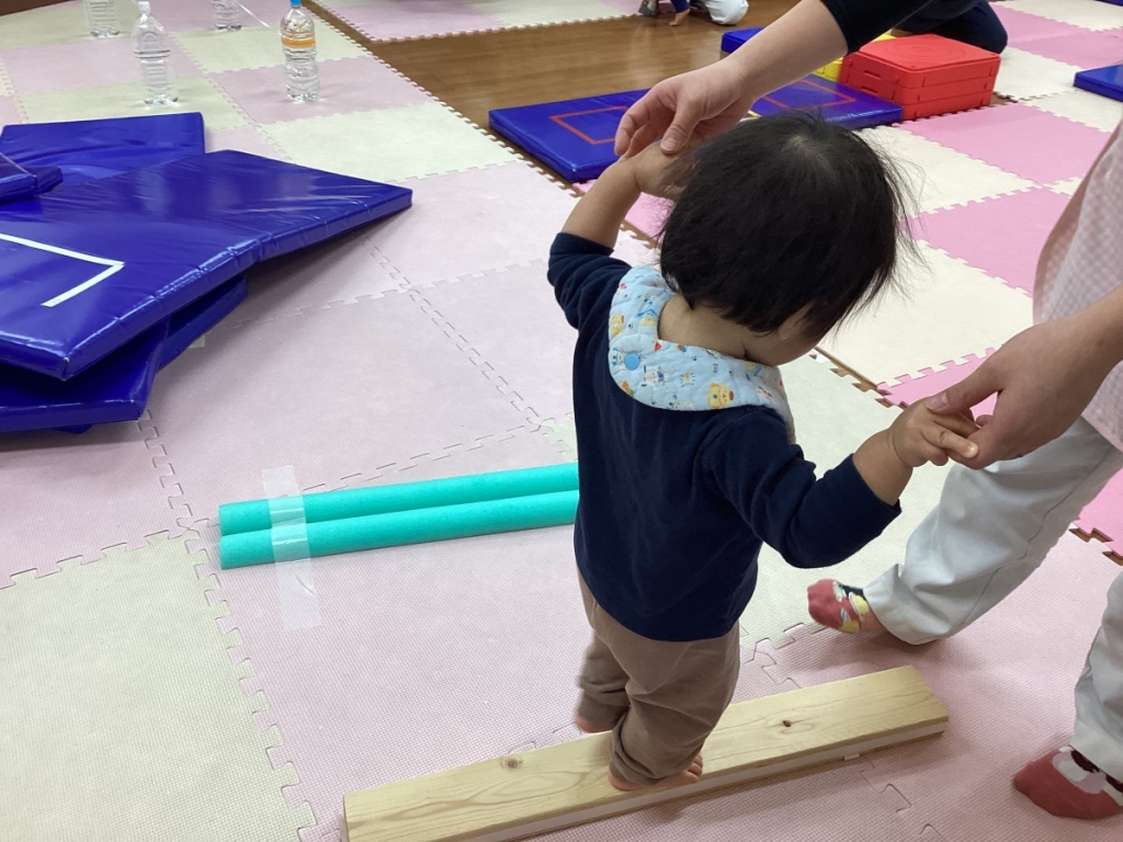 1月運動プログラムの様子(らっこ・平均台)