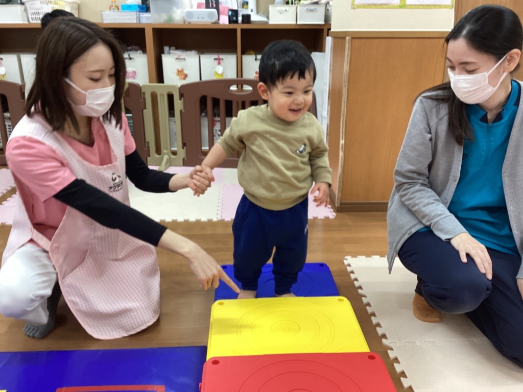 1月運動プログラムの様子(らっこ・階段ブロック)