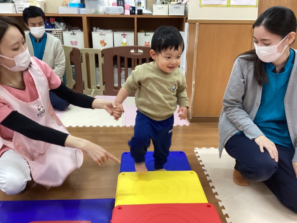 1月運動プログラムの様子(らっこ・階段ブロック)
