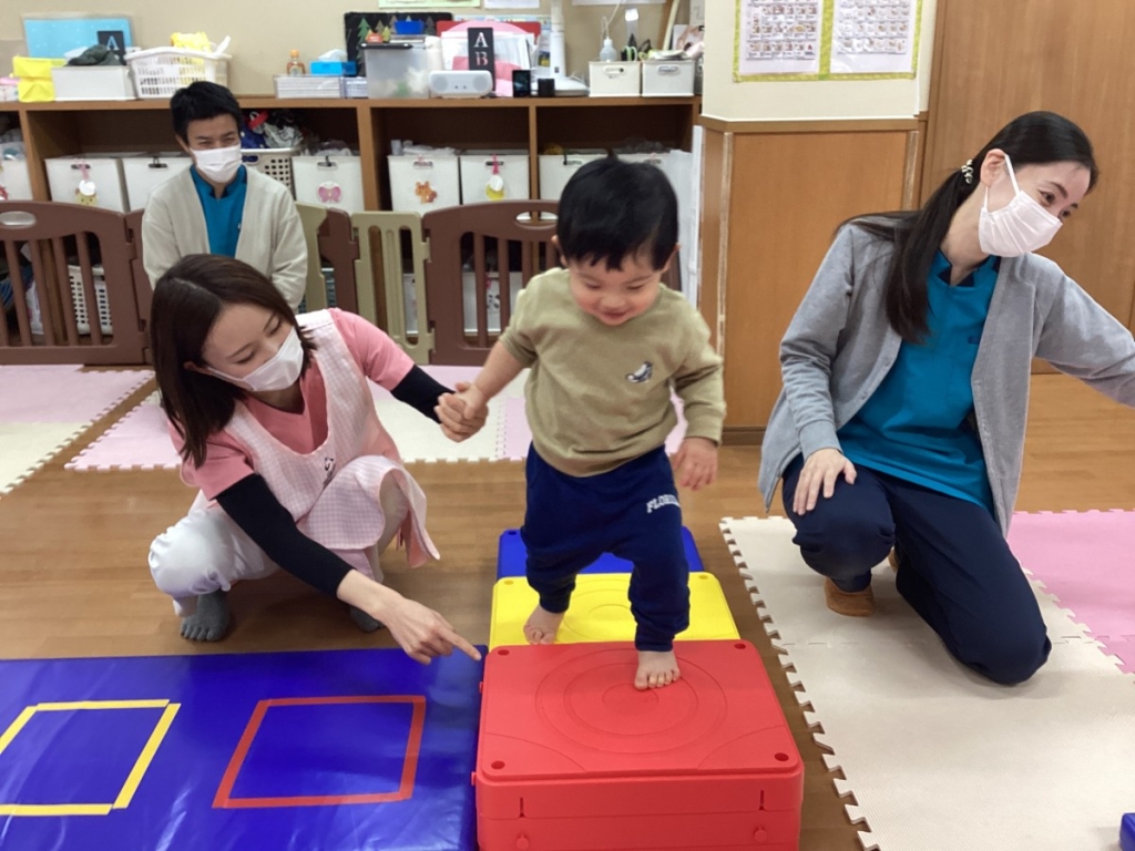 1月運動プログラムの様子(らっこ・階段ブロック)