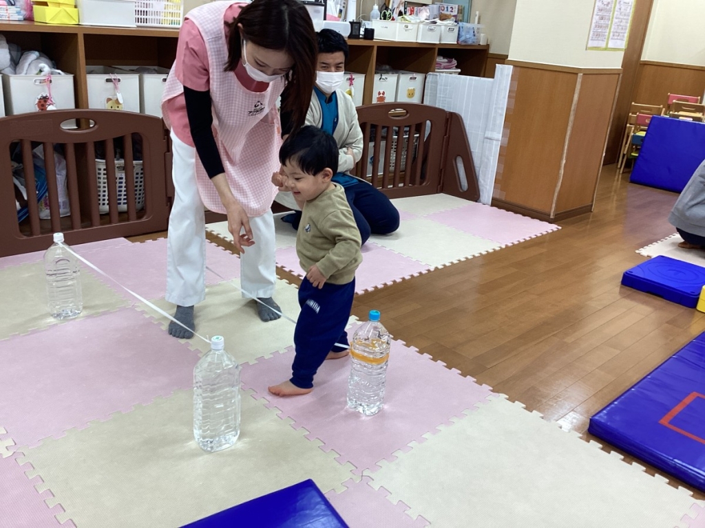 1月運動プログラムの様子(らっこ・ゴム跨ぎ)