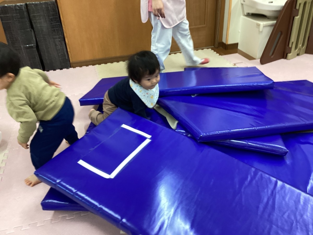 1月運動プログラムの様子(らっこ・マットの山)
