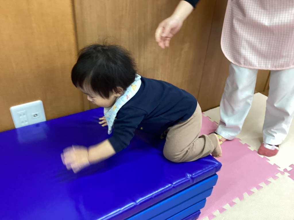 1月運動プログラムの様子(らっこ・5段マット上り下り)