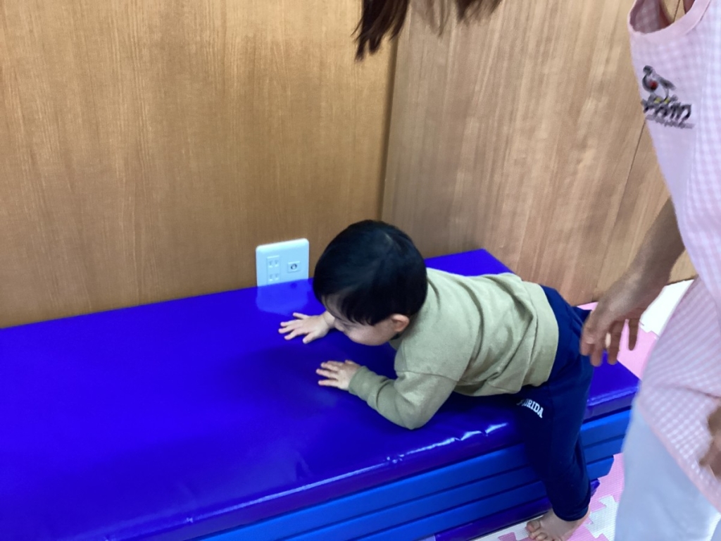 1月運動プログラムの様子(らっこ・5段マット上り下り)