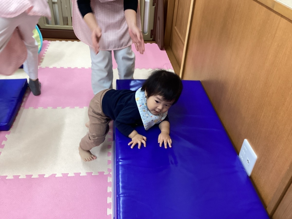 1月運動プログラムの様子(らっこ・5段マット上り下り)