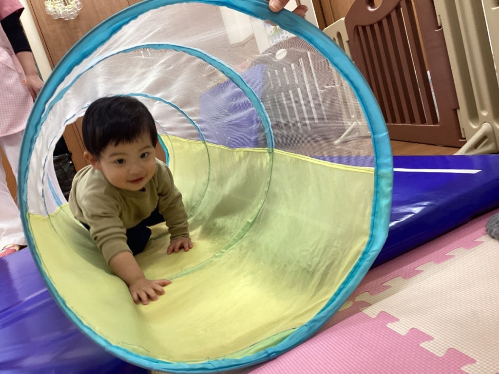 1月運動プログラムの様子(らっこ・トンネル)