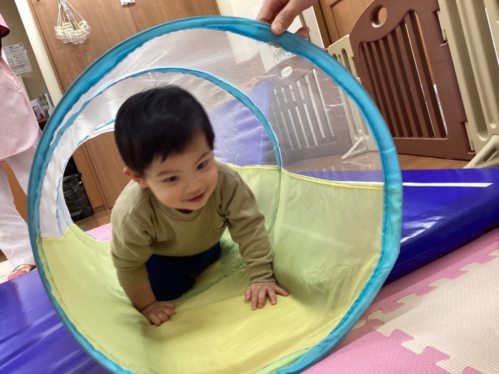 1月運動プログラムの様子(らっこ・トンネル)