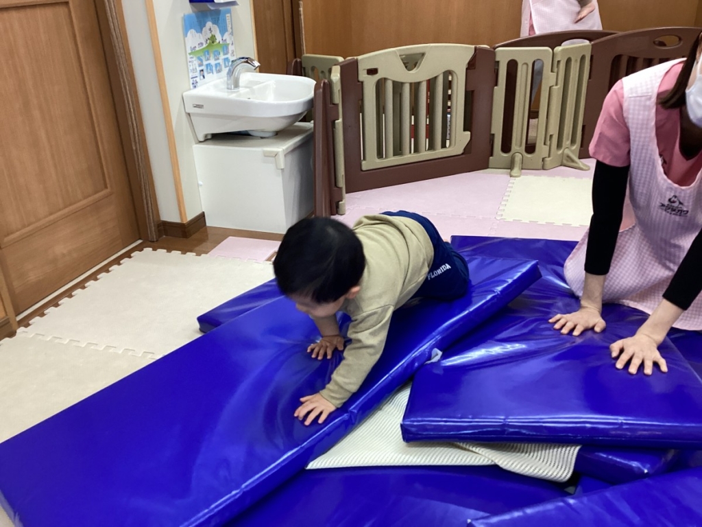 1月運動プログラムの様子(らっこ・マットの山)