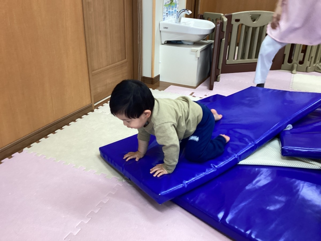 1月運動プログラムの様子(らっこ・マットの山)